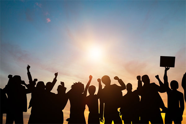 多家公司通知帶薪放假看閱兵，績效管理有何啟示？